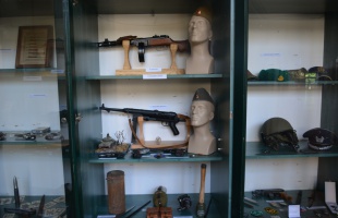 A katonaság mementói a Toldi iskolában