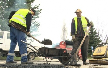 Folyamatos harc a kátyúkkal