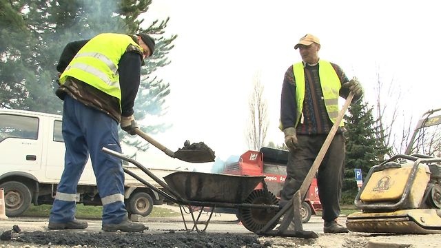 Folyamatos harc a kátyúkkal