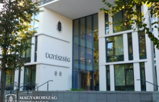 Lopott munkagépet értékesített a méh-telepen