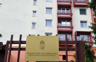 Szja-bevallás: hosszabb nyitvatartással segít a NAV