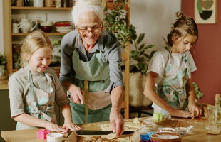 Az unokák lassíthatják az időskori szellemi hanyatlást