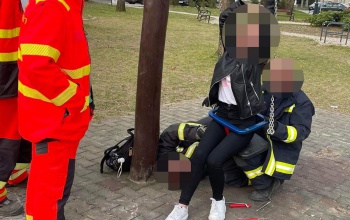 Ha már nem vagy csecsemő, ne ülj bele a bébihintába, mert beleszorulsz!