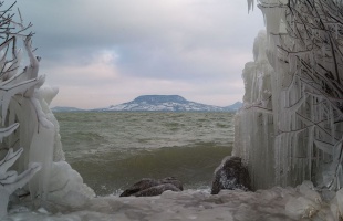 Hajnali fagyos Balaton a déli partról nézve