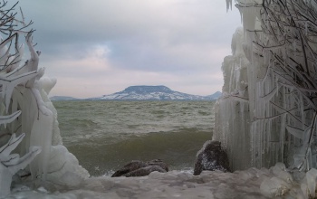 Hajnali fagyos Balaton a déli partról nézve