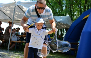 Piknikező családokkal telt meg a Deseda partja