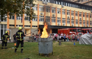 Bemutatót tartanak szerdán a tűzoltók a Tesco parkolójában