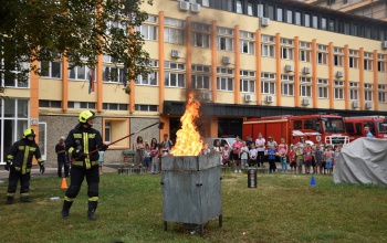 Bemutatót tartanak szerdán a tűzoltók a Tesco parkolójában