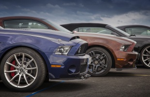 Amerikai izomautók lepik el Igalt - Mustang találkozó a gyógyfürdőben
