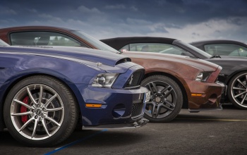 Amerikai izomautók lepik el Igalt - Mustang találkozó a gyógyfürdőben