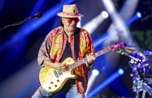 Magyarországon lép fel jövőre Carlos Santana
