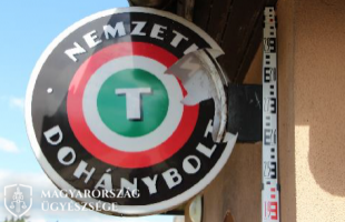 Tizenöt méterről akarta sörösüveggel fejbe dobni haragosát