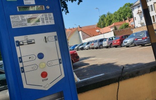 Hétfőtől megszűnik a kényelmi díj a mobilparkolásnál
