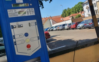 Hétfőtől megszűnik a kényelmi díj a mobilparkolásnál