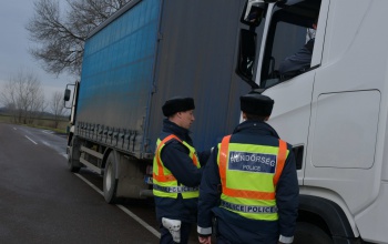 Hétfőtől fokozottan ellenőrzi a teherautókat és a buszokat a rendőrség