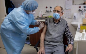 Kezdődik az idősek oltása - több tízezren kaphatnak vakcinát