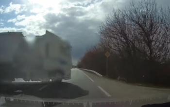 Nagyon durva: centimétereken múlt az élete a kaposvári sofőrnek, amikor kikanyarodott elé a nyerges vontató