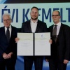 Nagy Péter Tamás, az OptiCost Kft. ügyvezetője az elismerésről szóló dokumentummal a kezében