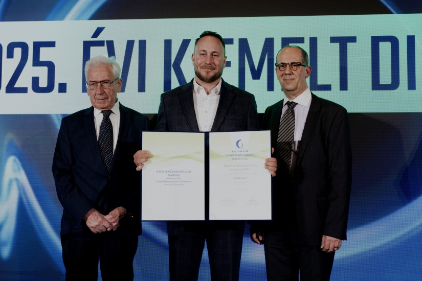 Nagy Péter Tamás, az OptiCost Kft. ügyvezetője az elismerésről szóló dokumentummal a kezében