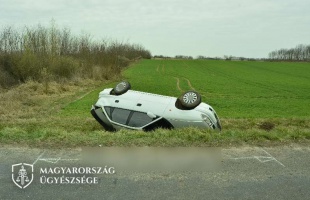 Árokba borult autójával a figyelmetlen sofőr: súlyos, maradandó sérüléseket szerzett utasa