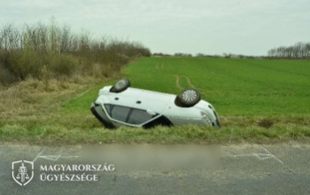 Árokba borult autójával a figyelmetlen sofőr: súlyos, maradandó sérüléseket szerzett utasa