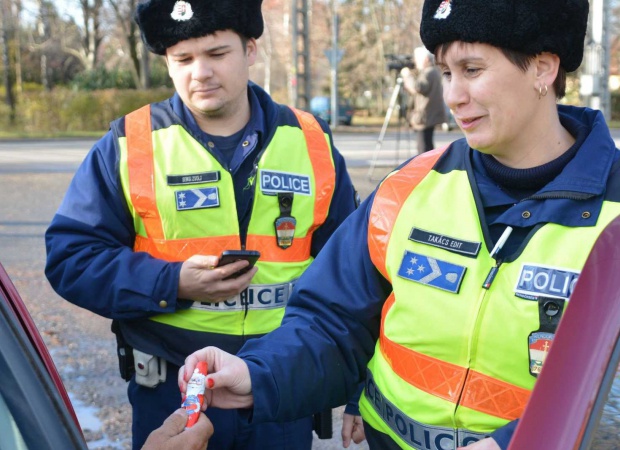 Csokimikulással értékelték a szabályos közlekedést