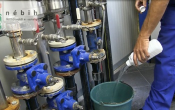 Több tízezer liter ásványvizet vontak ki a forgalomból