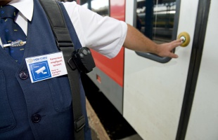 Le akarták szállítani a vonatról, erre hátba rúgta a kalauzt