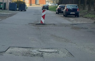 A Sávház mögötti aknafedeleket is szintbe hozzák