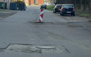 A Sávház mögötti aknafedeleket is szintbe hozzák