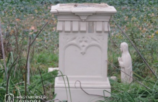 Dühében darabokra törte a kőkeresztet