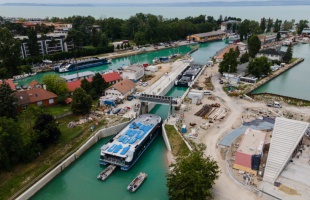 Vízügy: a hajók felvontatása a lehető legkisebb vízveszteséget okozta a Balatonon