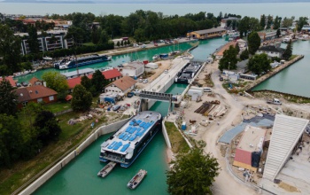 Vízügy: a hajók felvontatása a lehető legkisebb vízveszteséget okozta a Balatonon