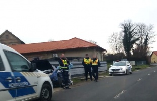 Árokba csapódott egy személyautó Kaposszerdahelyen