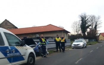 Árokba csapódott egy személyautó Kaposszerdahelyen