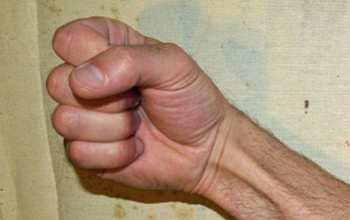 Súlyos testi sértés a gyermekotthonban és parfümlopás a boltból