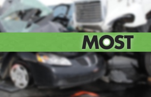 Három gépkocsi ütközött a 61-es főúton