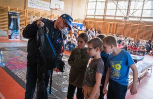 Űr-körülmények között nevelkedett növényeket kóstolhattak a gárdonyis diákok