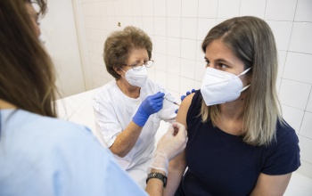 Amíg nincs elég beoltott, maradnak a korlátozások