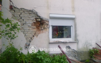 Lakóházba csapódott egy teherautó Marcaliban