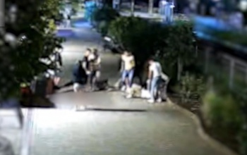 Verekedés lett a vége a segítségnyújtásnak - videó