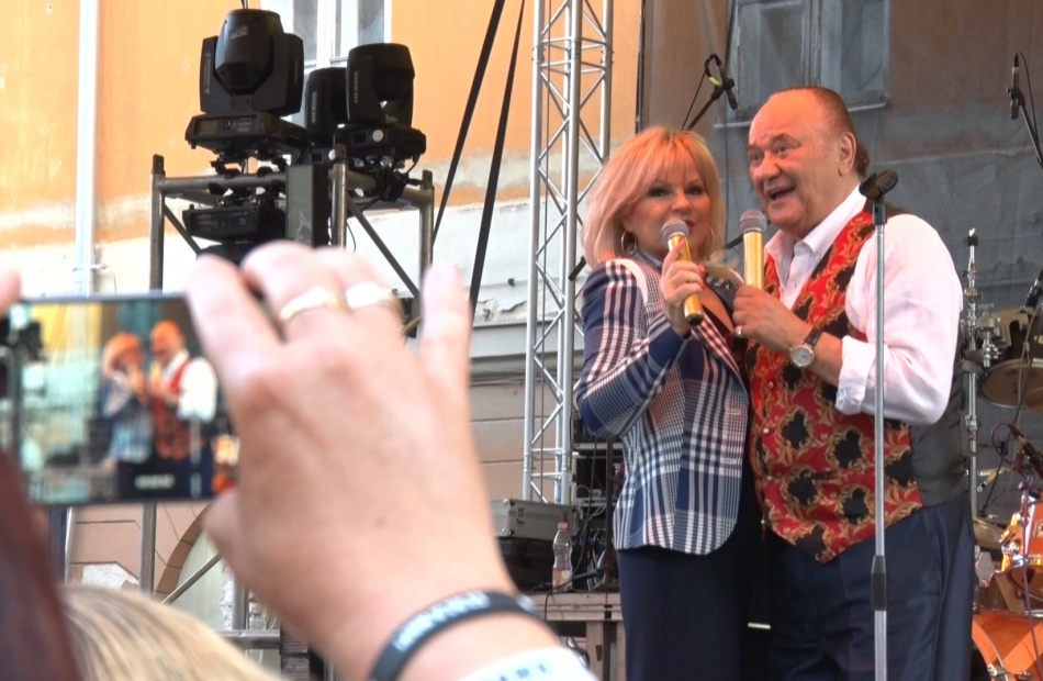 Megtelt a Vigasságok tere Korda György koncertjére - videó