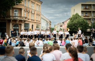 A Kaposvár Helyőrségi Zenekar szórakoztatta a legkisebb kaposváriakat - GALÉRIA