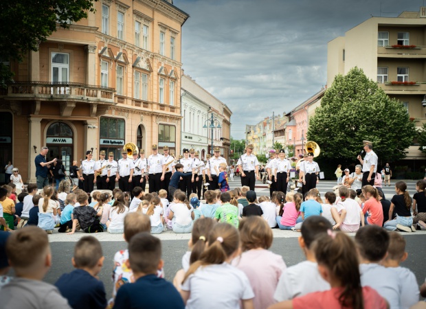 A Kaposvár Helyőrségi Zenekar szórakoztatta a legkisebb kaposváriakat - GALÉRIA