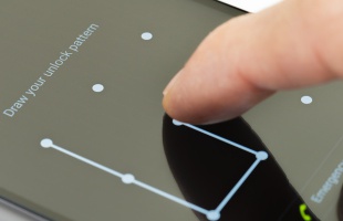 Női hangon beszélő zsarolóvírus csal ki pénzt Android felhasználóktól