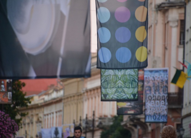 Mesébe illő zászlókavalkád a sétálóutcán