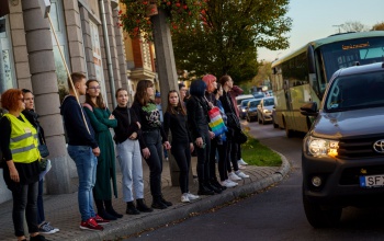 Élőlánccal tüntettek a tanárok mellett