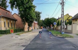 A végéhez közeledik a Kisfaludy utca aszfaltozása