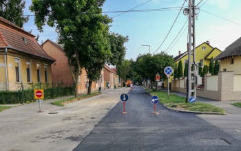 A végéhez közeledik a Kisfaludy utca aszfaltozása