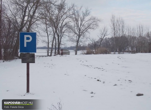 Téli, nyári kontraszt a tónál